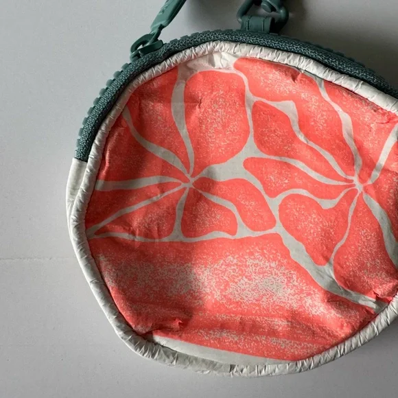 Aloha Collection Limited Edition Waikiki Tote & Pouch Set - Picture 2 of 13